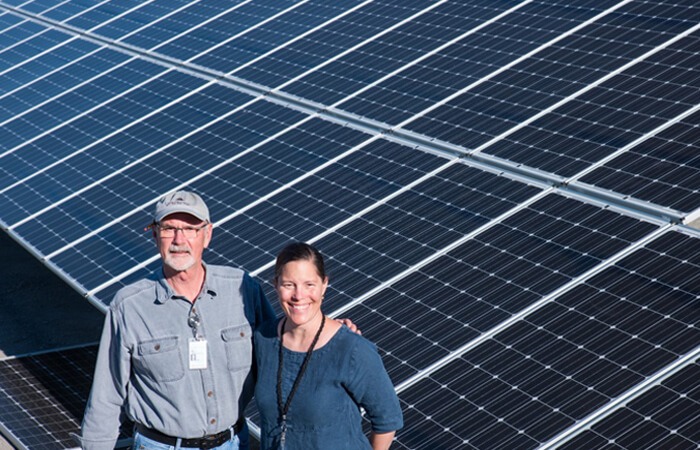 opebet赞助商太阳能电池板的太阳能电池板，更像是绿色的蓝云