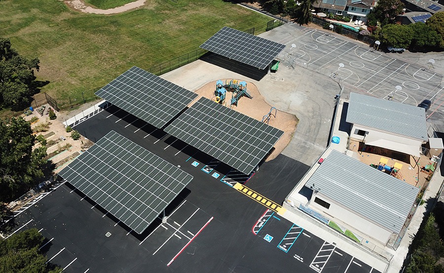 红杉市学区的太阳能车棚