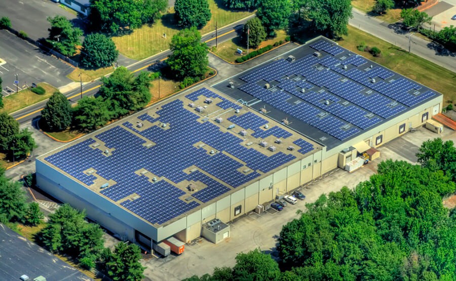 opebet赞助商REC太阳能装置在哈里斯弗里曼